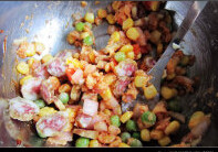 1、匹萨甜筒,洋葱粒+综合蔬菜粒+香肠片+马苏里拉芝士碎适量+番茄酱少许，拌均馅料备用