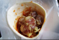 3、匹萨甜筒,铺一层马苏里拉碎，一层香肠片，铺上最后一层马苏里拉