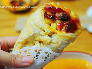 5、匹萨甜筒,烤箱预热180度，上下火中层，25-30分钟即可！食用前可在撒上少许芝士粉和番茄酱