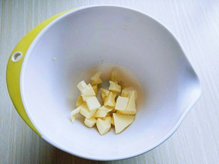 1、#感恩节食谱#嘻笑的熊宝宝饼干,黄油切小块,室温软化。(室温自然软化即可)