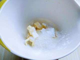 2、#感恩节食谱#嘻笑的熊宝宝饼干,软化的黄油中加入盐,再加入糖粉。