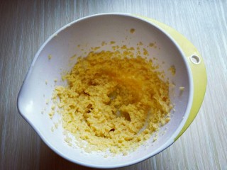 4、#感恩节食谱#嘻笑的熊宝宝饼干,充分打至蛋黄液和黄油融合。