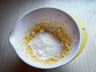 5、#感恩节食谱#嘻笑的熊宝宝饼干,筛入低筋面粉。