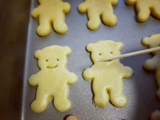 11、#感恩节食谱#嘻笑的熊宝宝饼干,再用牙签细的一头划出微笑的嘴巴。依次做完。