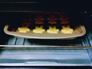 12、#感恩节食谱#嘻笑的熊宝宝饼干,烤箱170度预热5分钟,烤盘入烤箱中层,170度上下火烤10-12分钟,(具体时间要根据自家烤箱性能另定。)