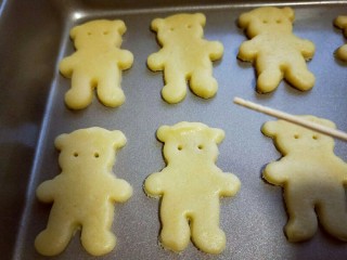 10、#感恩节食谱#嘻笑的熊宝宝饼干,我的烤盘是不粘的烤盘,如果不是这种,需要垫一张油纸,用一根牙签粗的一头扎出眼睛,如图。