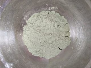 1、抹茶小饼干,抹茶粉和低粉混合均匀后过筛备用