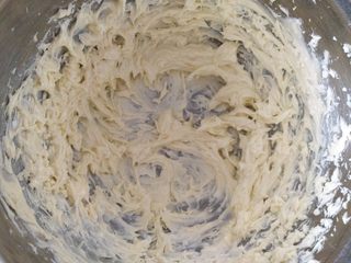 5、抹茶小饼干,搅打结束后呈絮状（预热烤箱上下管170度）