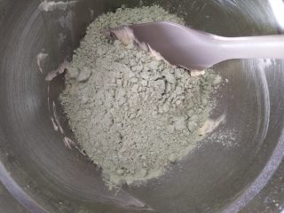 6、抹茶小饼干,加入过筛的抹茶粉和低粉，用硅胶刀拌匀