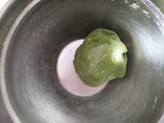 7、抹茶小饼干,拌好后的面团醒10分钟