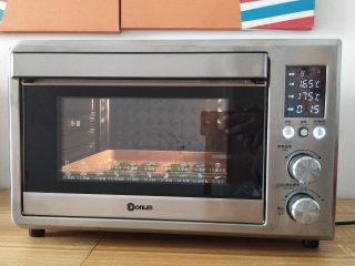 10、抹茶小饼干,放入预热好的烤箱上管165，下管175度，烤15分钟