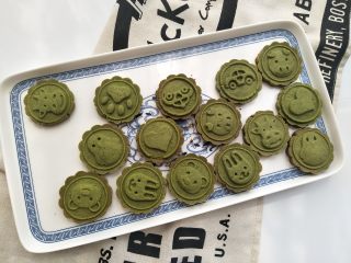 12、抹茶小饼干,烤好的饼干取出晾晾