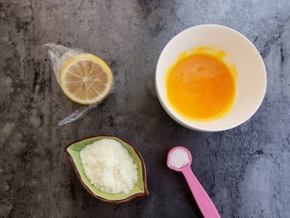 1、#家有烤箱#无添加，入口即化的蛋黄溶豆,首先准备好食材：奶粉、白糖、柠檬汁、蛋黄