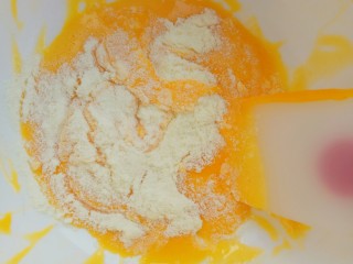 5、#家有烤箱#无添加，入口即化的蛋黄溶豆,筛入奶粉