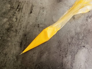 7、#家有烤箱#无添加，入口即化的蛋黄溶豆,把拌好的糊糊放入裱花袋中