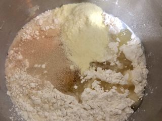 1、葱香肉松吐司面包,把所有材料放入盆中。