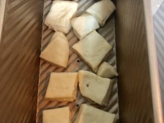 7、葱香肉松吐司面包,放入吐司盒中。