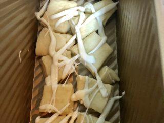 8、葱香肉松吐司面包,挤入沙拉酱。