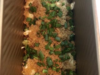 10、葱香肉松吐司面包,再撒上葱花。再重复8-10步骤，3次即可。喜欢馅料多的就多撒一些。