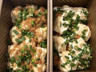 11、葱香肉松吐司面包,把铺好的面包再次放入38摄氏度发酵箱中发酵至两倍大。