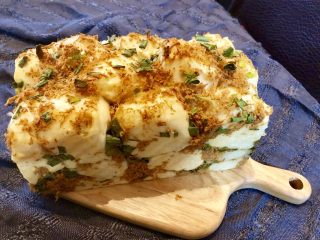 12、葱香肉松吐司面包,放入180摄氏度烤箱烤40分钟即可。