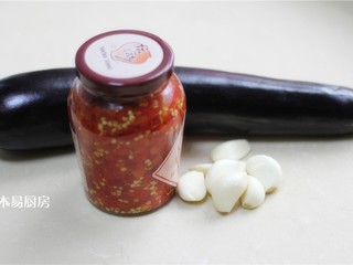 1、蒜泥手撕茄子,大蒜去皮，洗净备用。