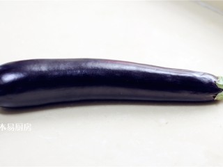 2、蒜泥手撕茄子,长茄子洗净，备用。