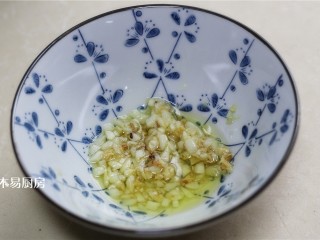 7、蒜泥手撕茄子,将炸好的金蒜和油一起放入一只碗中。