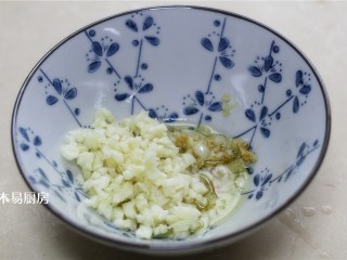 8、蒜泥手撕茄子,放入另一半生蒜末。