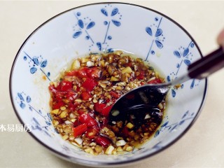 11、蒜泥手撕茄子,倒入1勺陈醋，1茶勺白糖，少许鸡粉和盐，搅拌均匀。