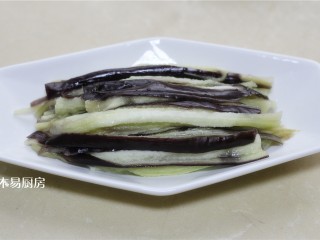 12、蒜泥手撕茄子,用手将茄子撕成长条，码放在盘中。