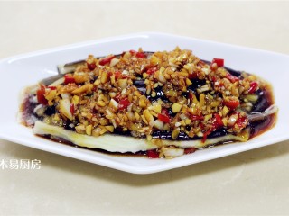 13、蒜泥手撕茄子,将调好的酱汁浇在茄子上。