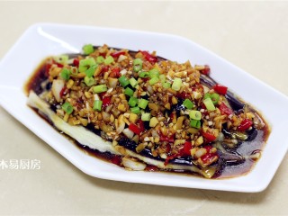 14、蒜泥手撕茄子,撒上葱花做装饰。