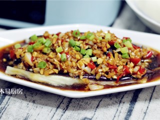 15、蒜泥手撕茄子,生抽和剁辣椒酱本身含有一定盐分，可以根据个人口味不加盐或者少加盐。