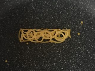 10、宝宝辅食之网格蛋卷,用小火慢慢加热，把蛋饼烘熟。蛋饼慢慢凝固，最好在锅里就把蛋饼卷成卷。