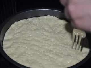 1、牛肉披萨,将准备好的披萨皮材料混合一起和成面团，发2小时后擀成圆饼，放入抹油的披萨盘内，从中间向边远推开，边缘厚、中间薄，用西餐叉刺出小孔，如图。