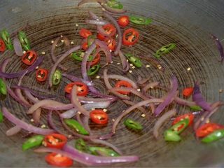 3、牛肉披萨,洋葱切条，青红椒切圈，下锅煸炒一下。