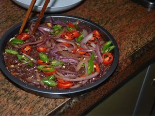 4、牛肉披萨,如图将炒好的蔬菜铺上。