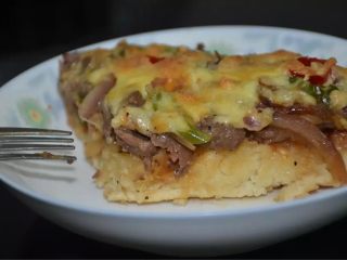 6、牛肉披萨,烤箱预热后放入披萨，上下火200度20分钟。