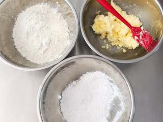 1、香酥曲奇花,按照材料表准备材料。