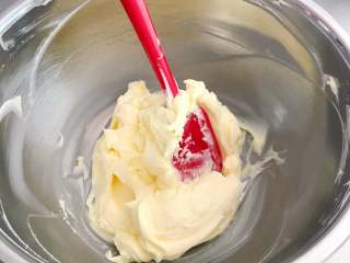 2、香酥曲奇花,黄油软化至可用刮刀搅拌的程度。切勿加热或使用电动打蛋器。