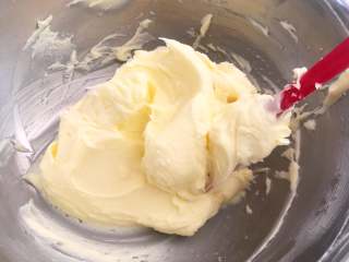 4、香酥曲奇花,搅拌至所有糖粉融化，黄油顺滑。