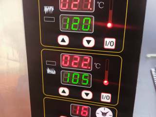 5、香酥曲奇花,预热烤箱至120度。如可控制底火，底火调到105度。