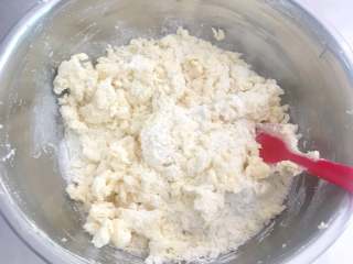 7、香酥曲奇花,用刮刀以按压的方式进行混拌，尽量避免面粉生筋。