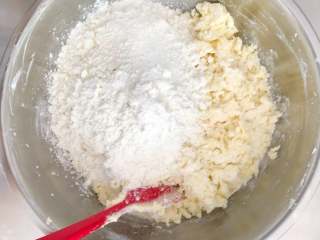 8、香酥曲奇花,第一部分的粉类混拌完成后，将剩下的一半拌入。