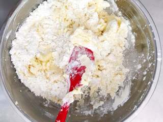 9、香酥曲奇花,全部粉类加入后会有少许干涩的感觉，慢慢以按压的方式进行混拌。