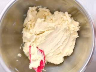 10、香酥曲奇花,所有粉类混拌均匀后成团状。