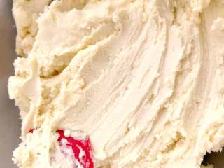 11、香酥曲奇花,状态细腻，但不蓬松。全程不建议使用电动打蛋器，以免打发过度，成型困难。