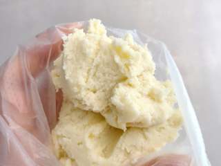 13、香酥曲奇花,将混拌好的面糊装入裱花袋中。