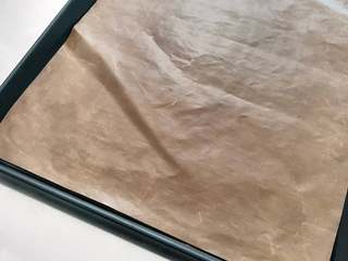 14、香酥曲奇花,将玻璃纤维纸放在烤盘上（或用油纸）。